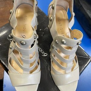 Gorgeous Shoes GreyishTan Color, size 9